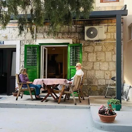 Stone House With Cute Terrase ספליט