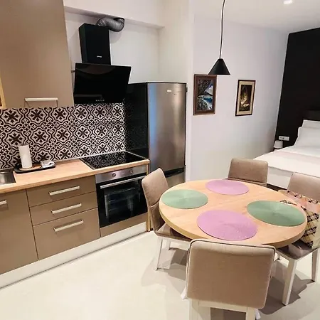 Stone House With Cute Terrase ספליט