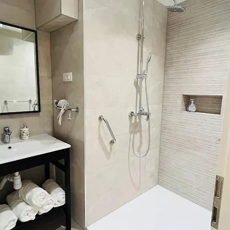 דירה Stone House With Cute Terrase ספליט